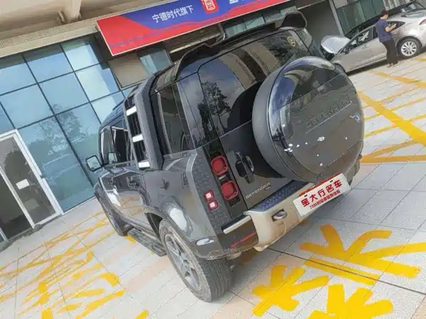 Land Rover Defender 2023