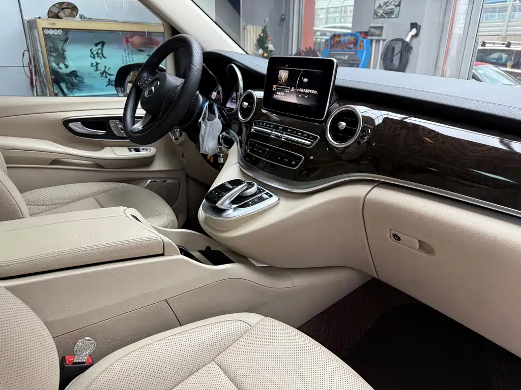 Mercedes-Benz V-Class 2017 — фото 27