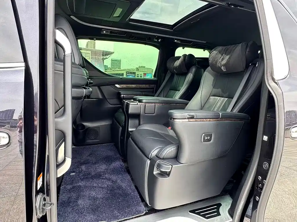 Toyota Vellfire 2023 — фото 9