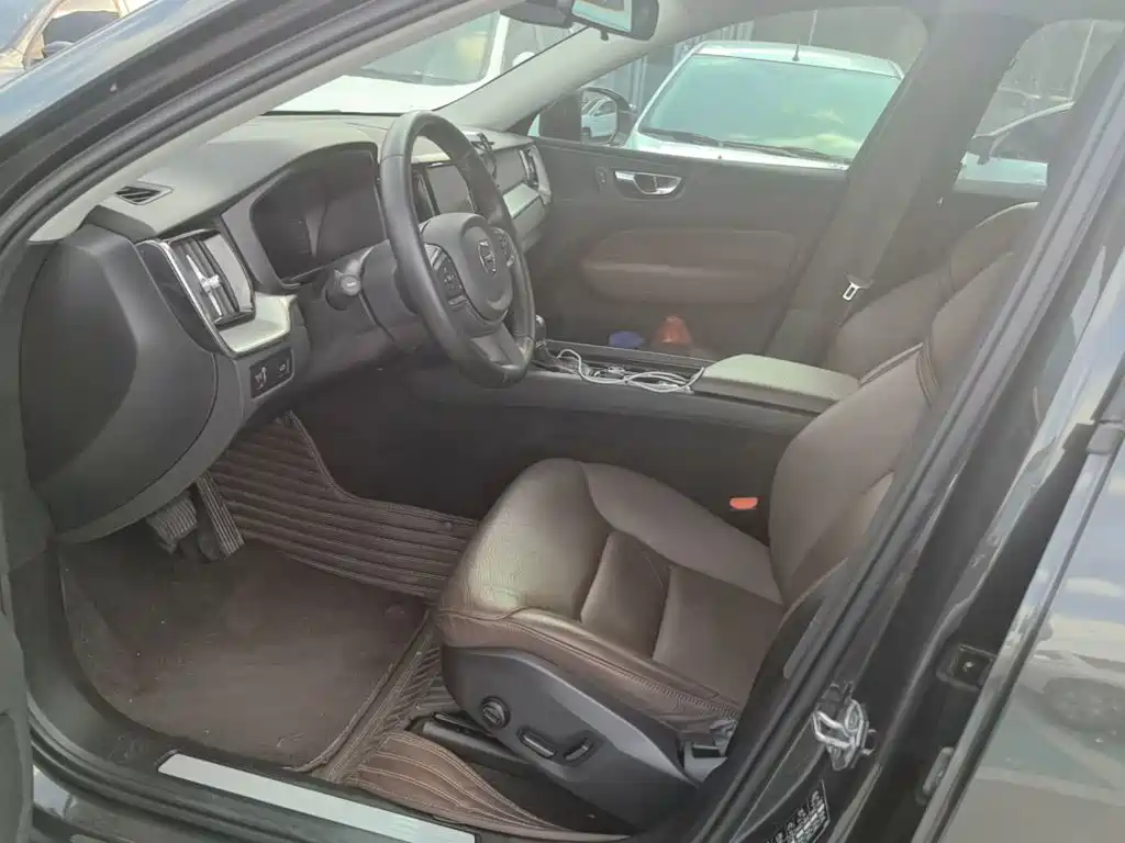 Volvo XC60 2019 — фото 15