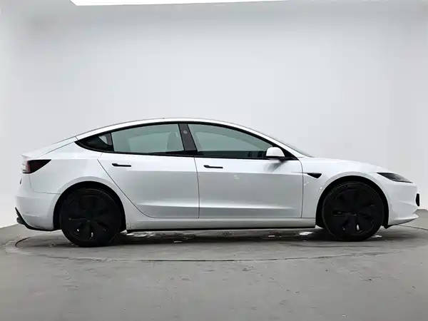 Tesla Model 3 2024