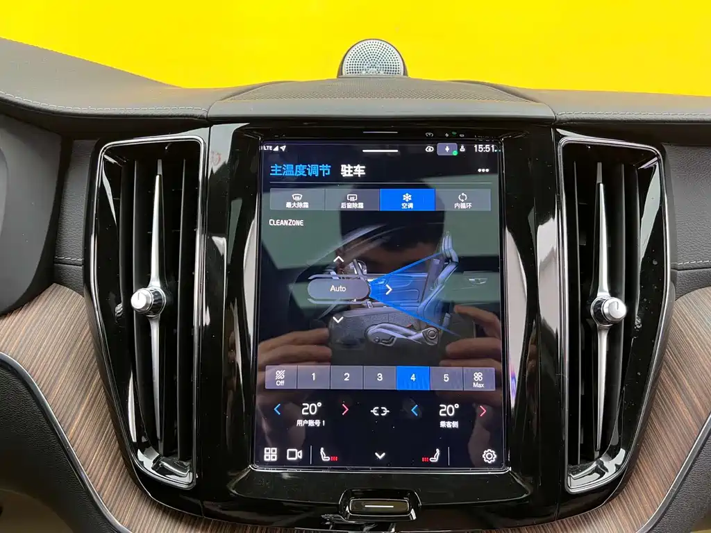 Volvo XC60 2022 — фото 16