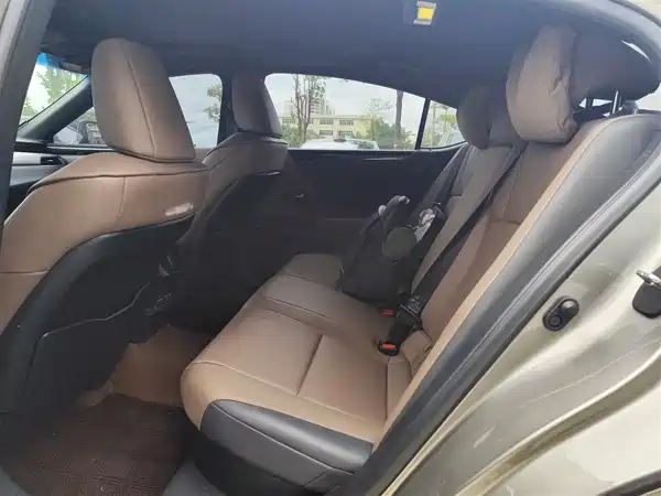 Lexus ES 2023