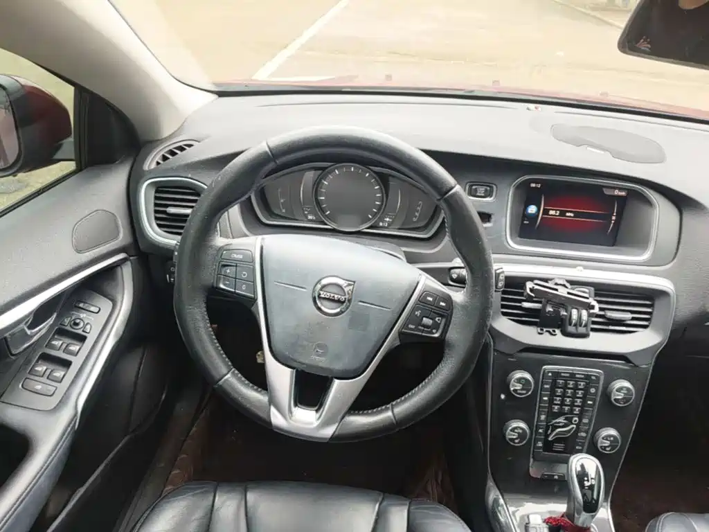 Volvo V40 2017 — фото 11