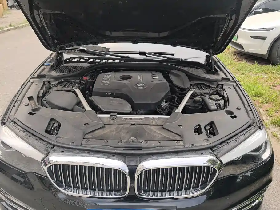 BMW 5 Series 2019 — фото 10