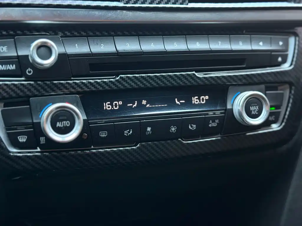 BMW 3 Series 2018 — фото 11