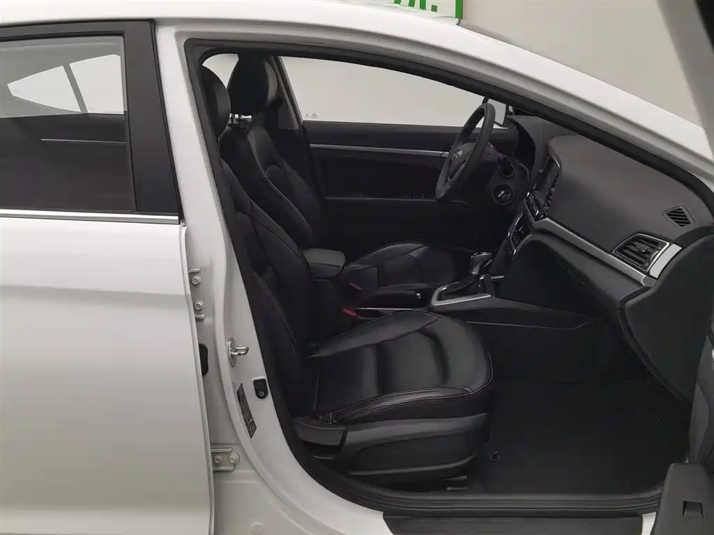 Hyundai Elantra 2018 — фото 23