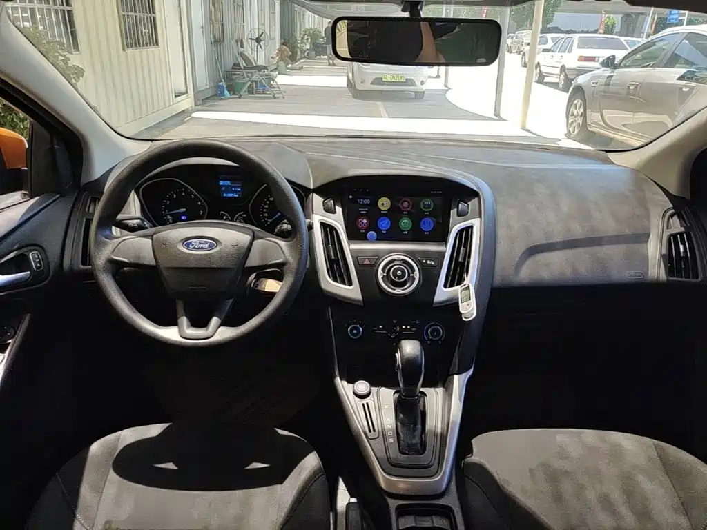 Ford Focus 2018 — фото 10