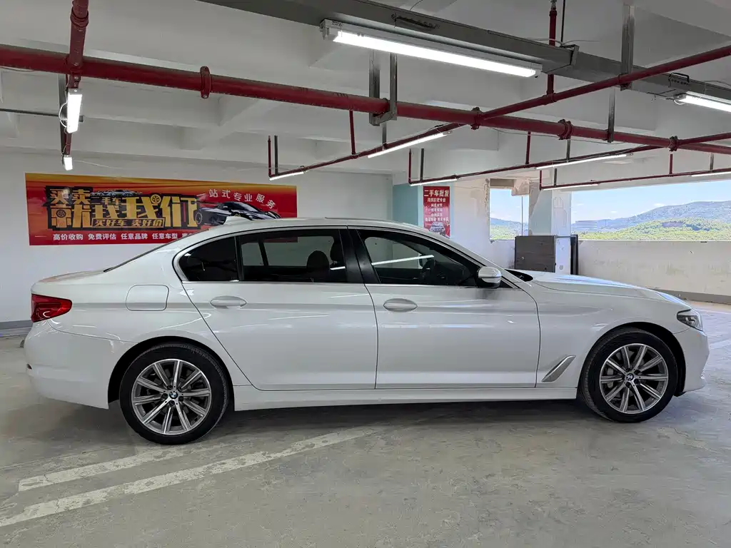 BMW 5 Series 2017 — фото 18