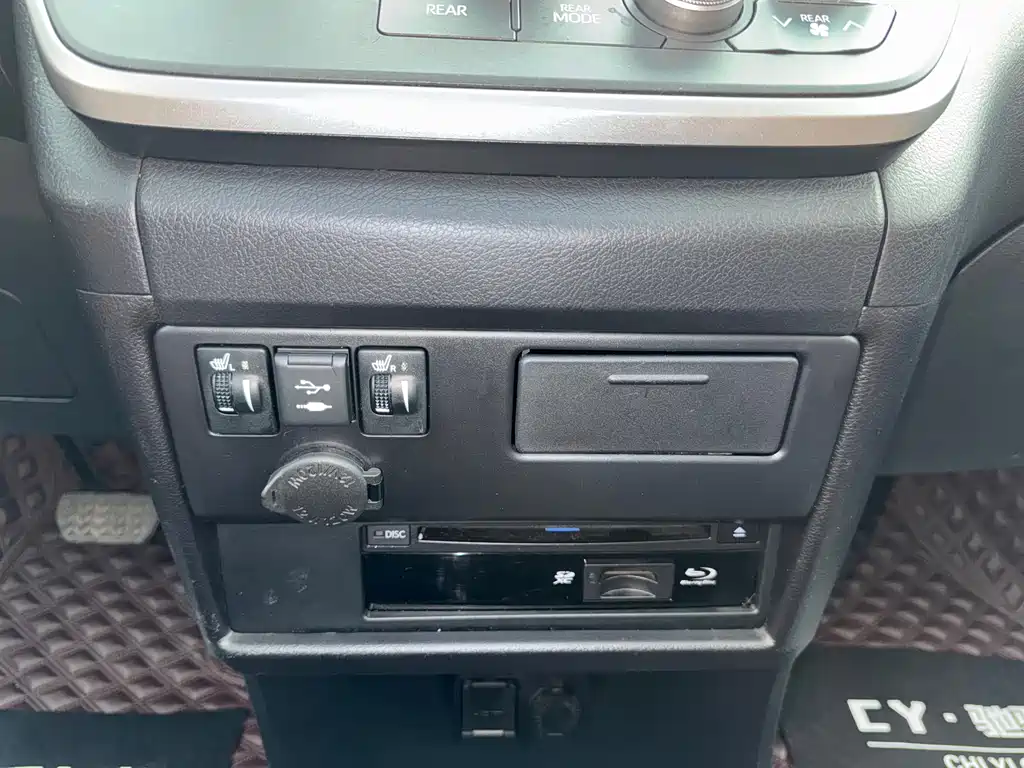 Toyota Sienna 2020 — фото 17