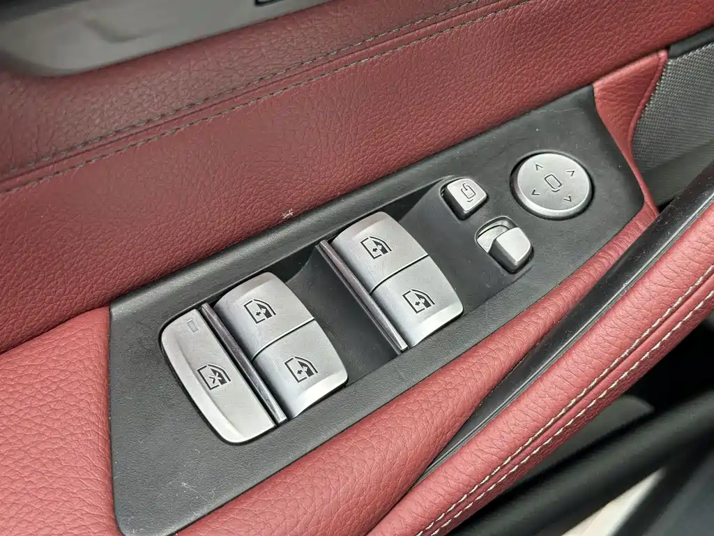 BMW 5 Series 2018 — фото 18