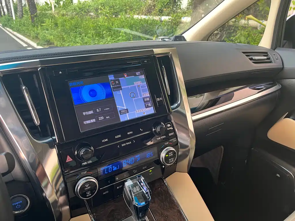 Toyota Alphard 2020 — фото 18
