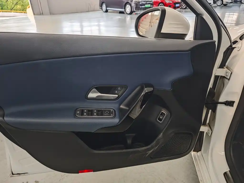 Mercedes-Benz A-Class 2019 — фото 15