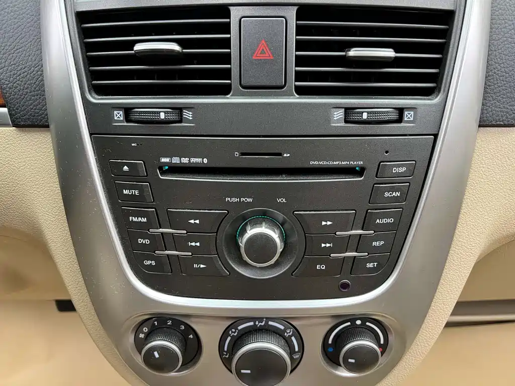 Buick Excelle 2010 — фото 17