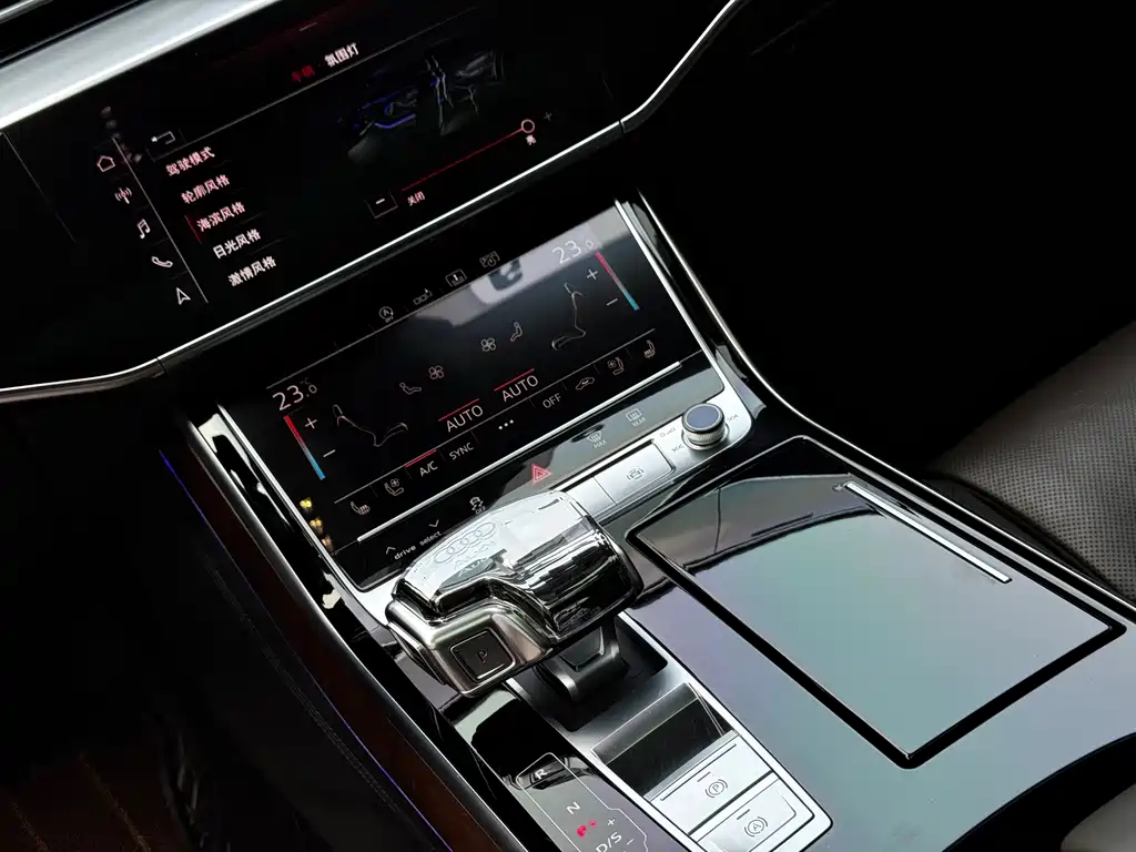 Audi A8 2021 — фото 18