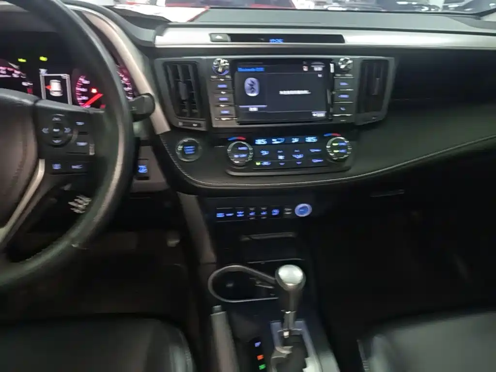 Toyota RAV4 2018 — фото 13