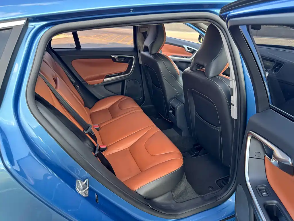 Volvo V60 2016 — фото 21