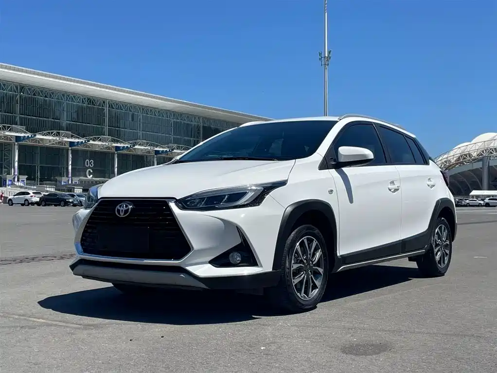 Toyota Yaris L 2022 — фото 1