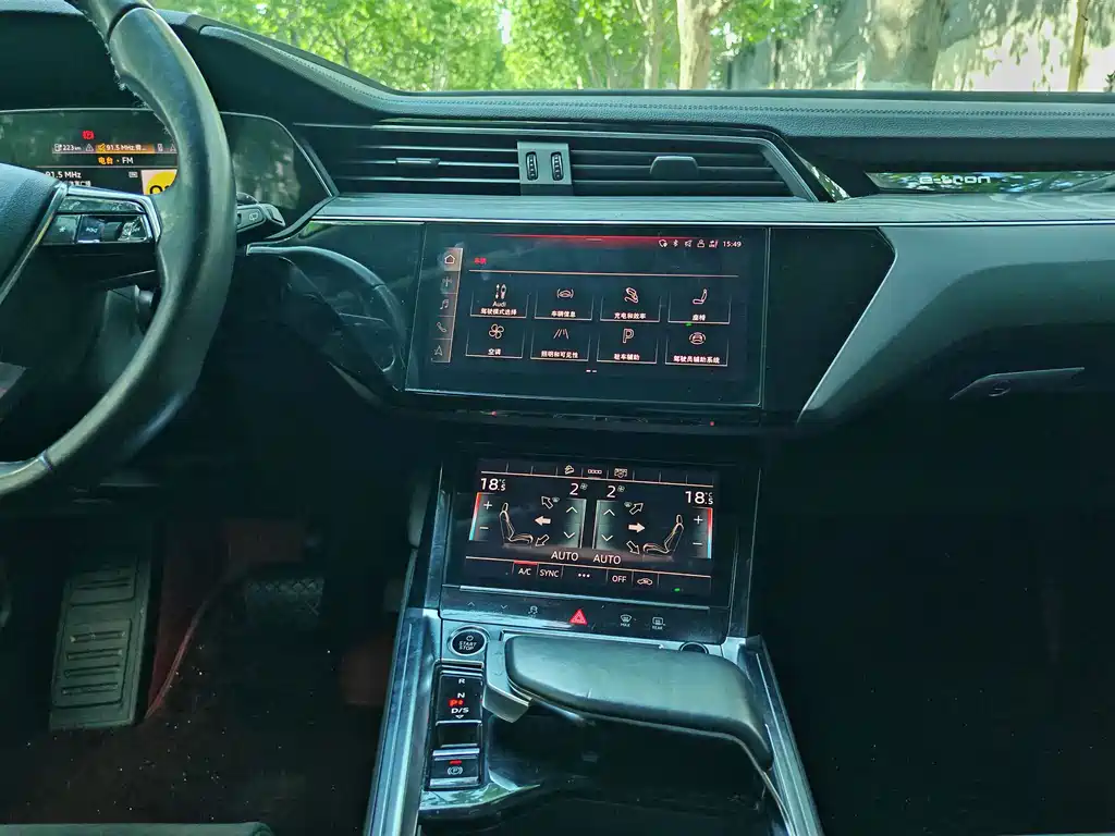 Audi e-tron 2021 — фото 12