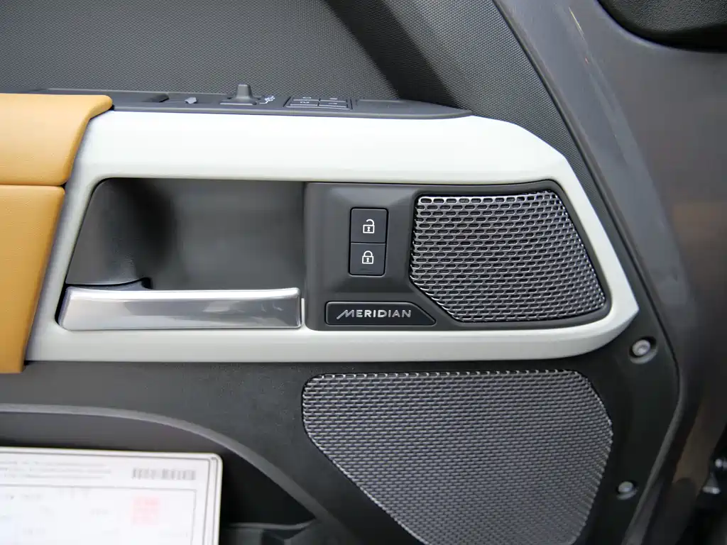 Land Rover Defender 2023 — фото 10