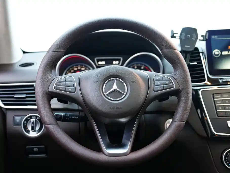 Mercedes-Benz GLE 2016 — фото 10