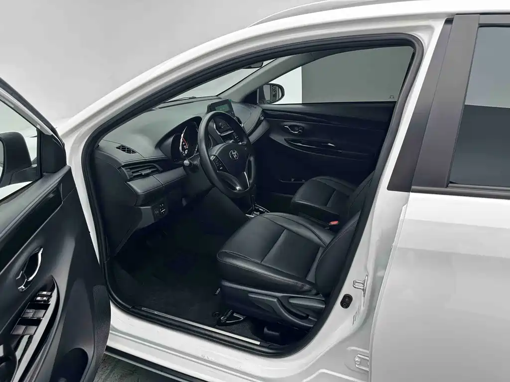 Toyota Yaris L 2023 — фото 9