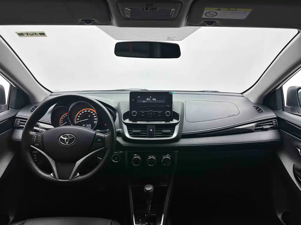 Toyota Yaris L 2023 — фото 13