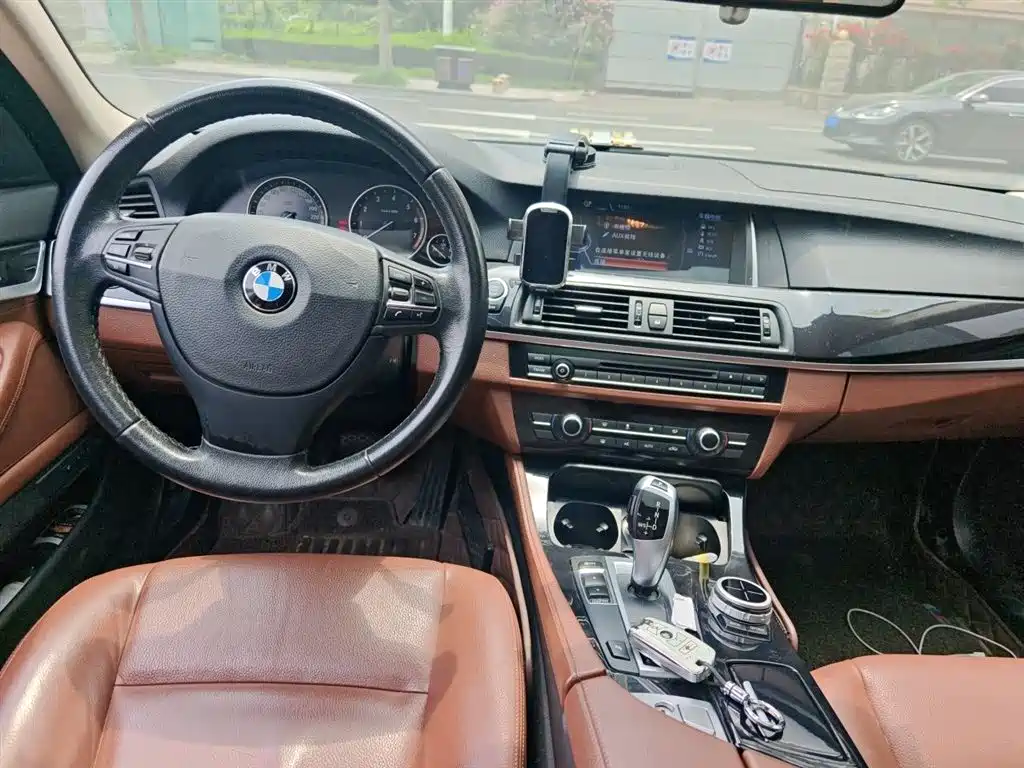 BMW 5 Series 2015 — фото 10