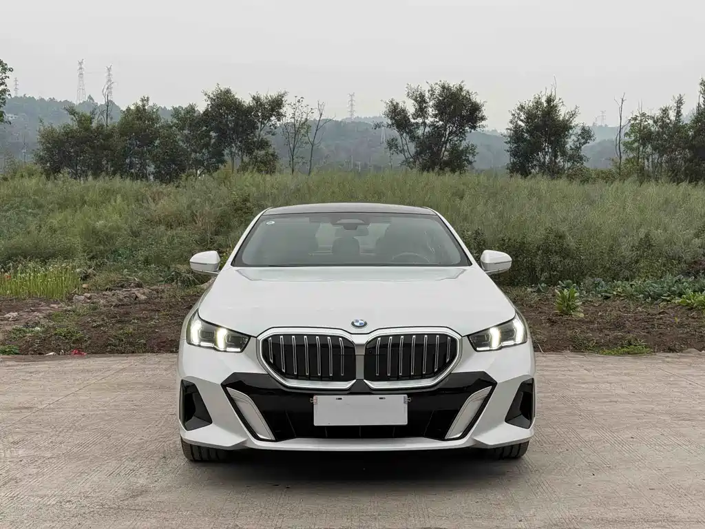 BMW 5 Series 2025 — фото 19