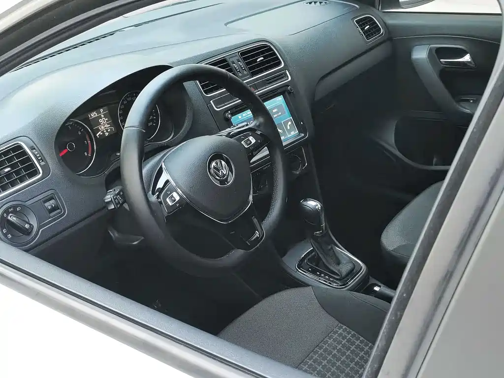 Volkswagen Polo 2017 — фото 11