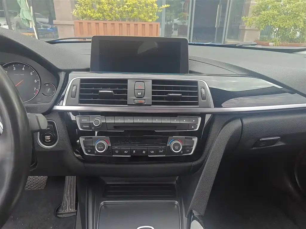 BMW 3 Series 2019 — фото 13