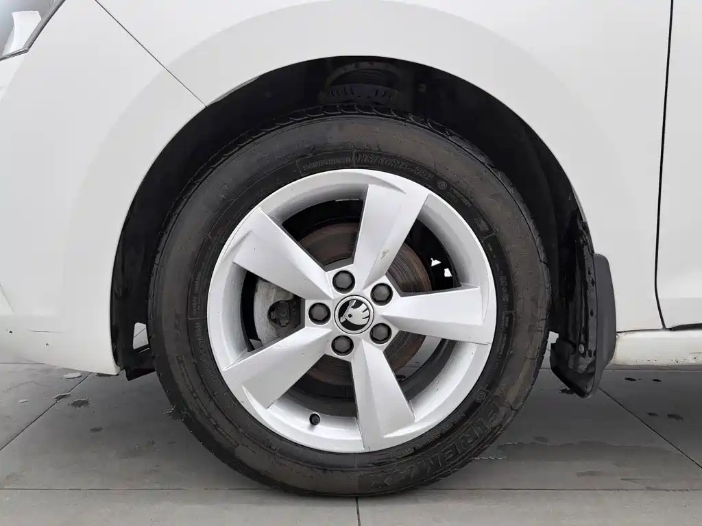 Skoda Rapid Spaceback 2018 — фото 17