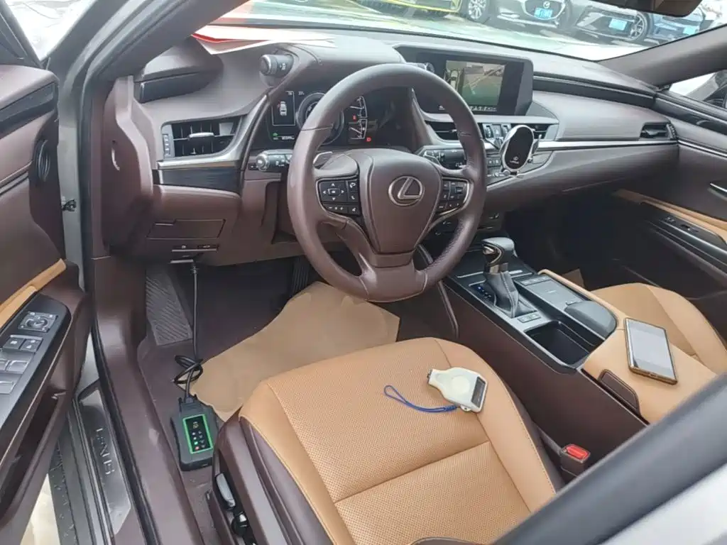 Lexus ES 2021 — фото 10