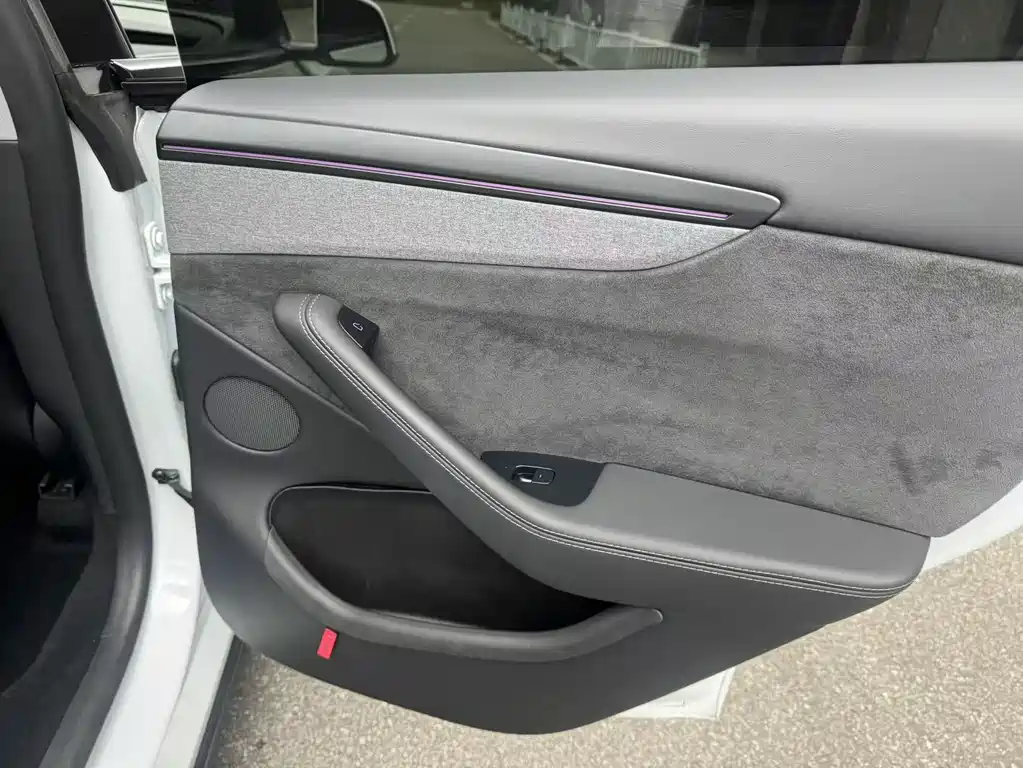 Tesla Model Y 2025