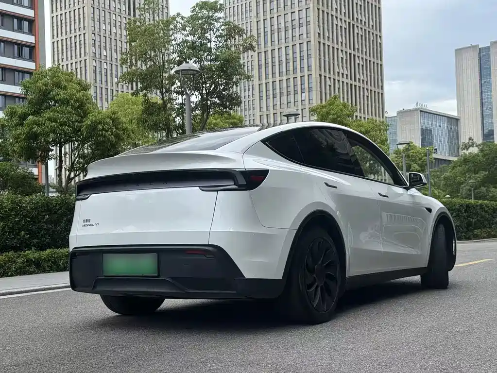 Tesla Model Y 2025 — фото 17