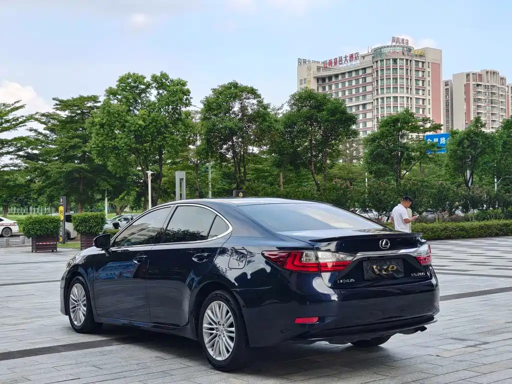 Lexus ES 2017 — фото 16