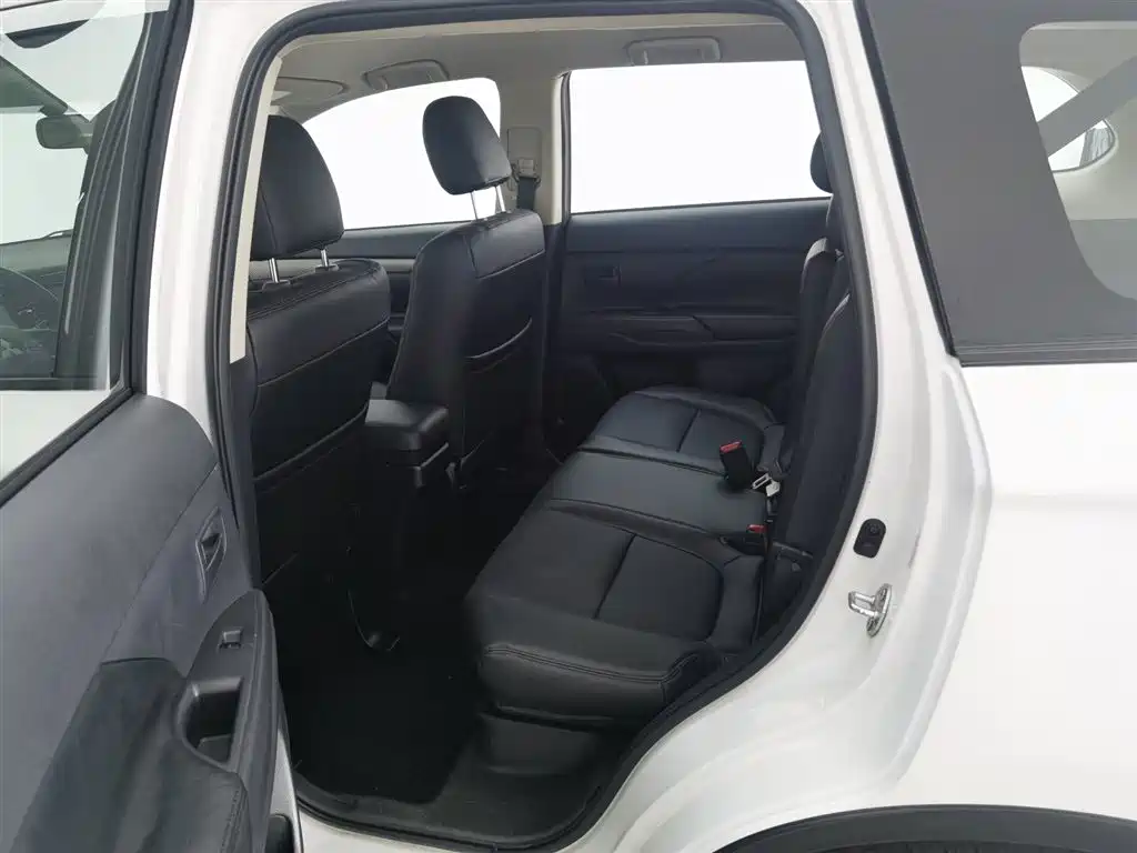 Mitsubishi Outlander 2015 — фото 15
