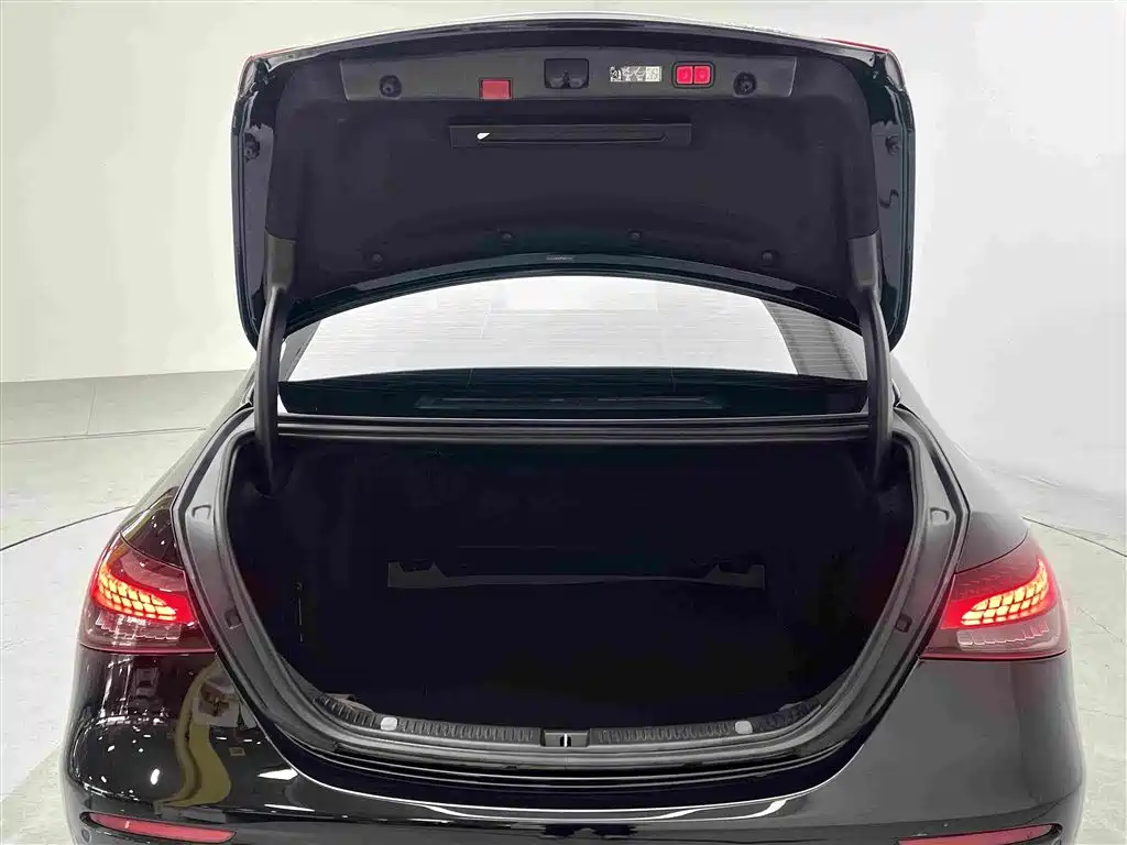 Mercedes-Benz E-Class 2024 — фото 16