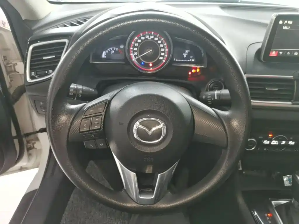 Mazda 3 Axela 2015