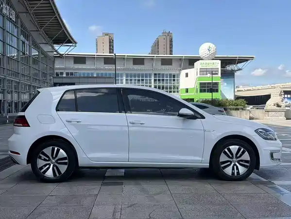 Volkswagen Golf Pure Electric 2021