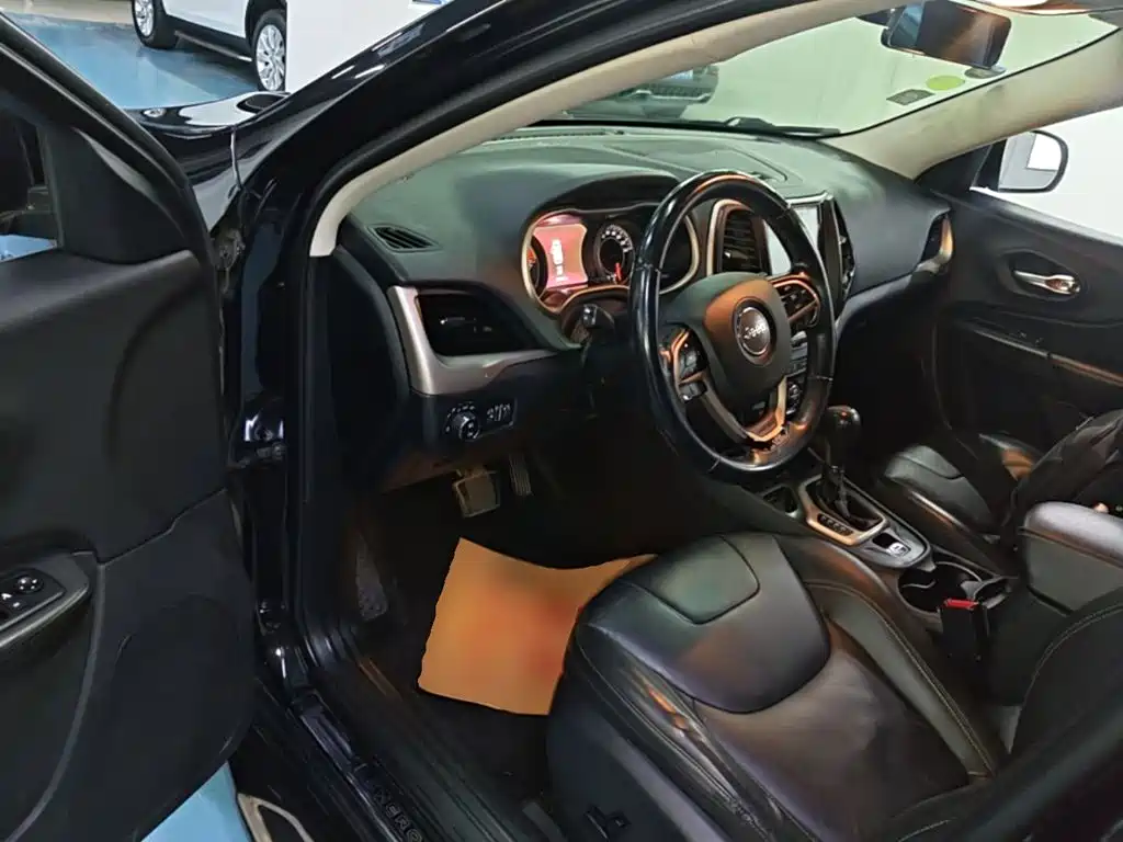 Jeep Cherokee 2018 — фото 12