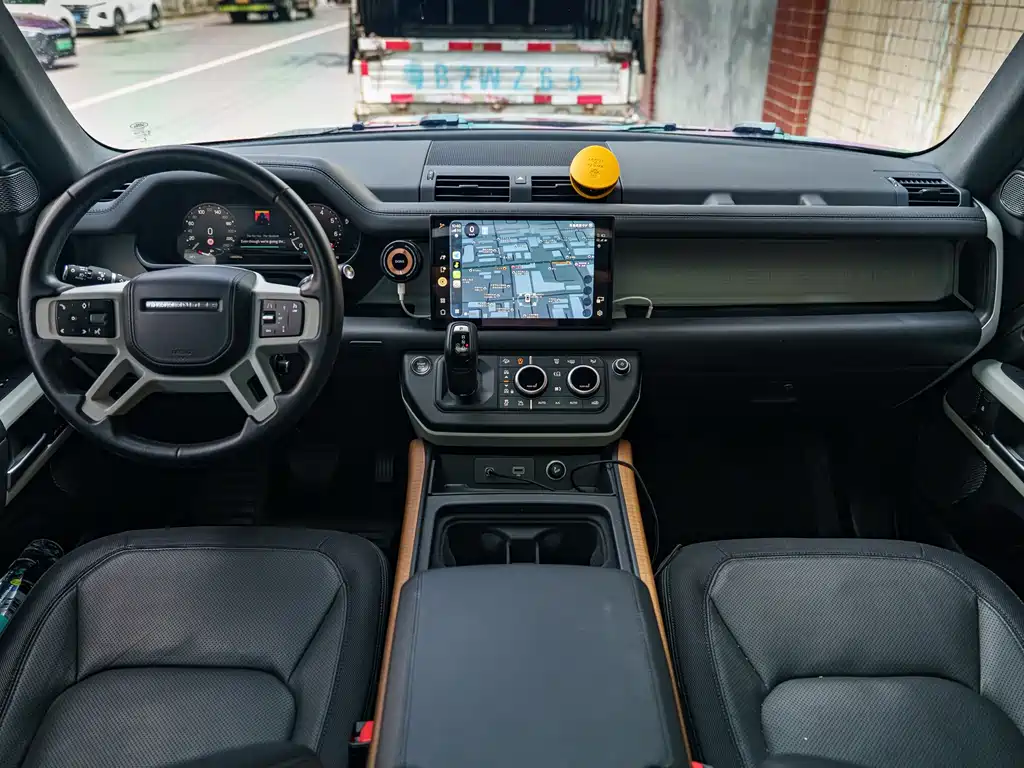 Land Rover Defender 2023 — фото 21