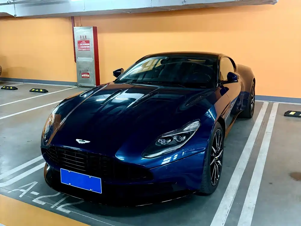 Aston Martin DB11 2018 — фото 1