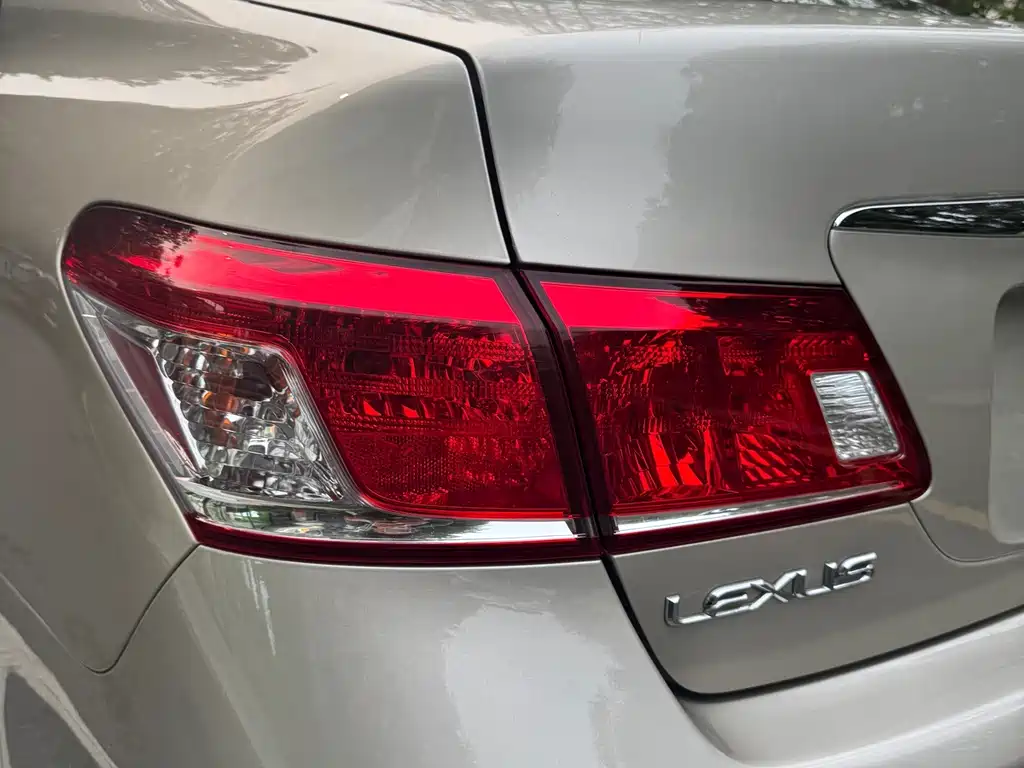 Lexus ES 2011 — фото 23