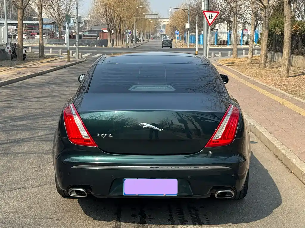 Jaguar XJ 2012 — фото 27
