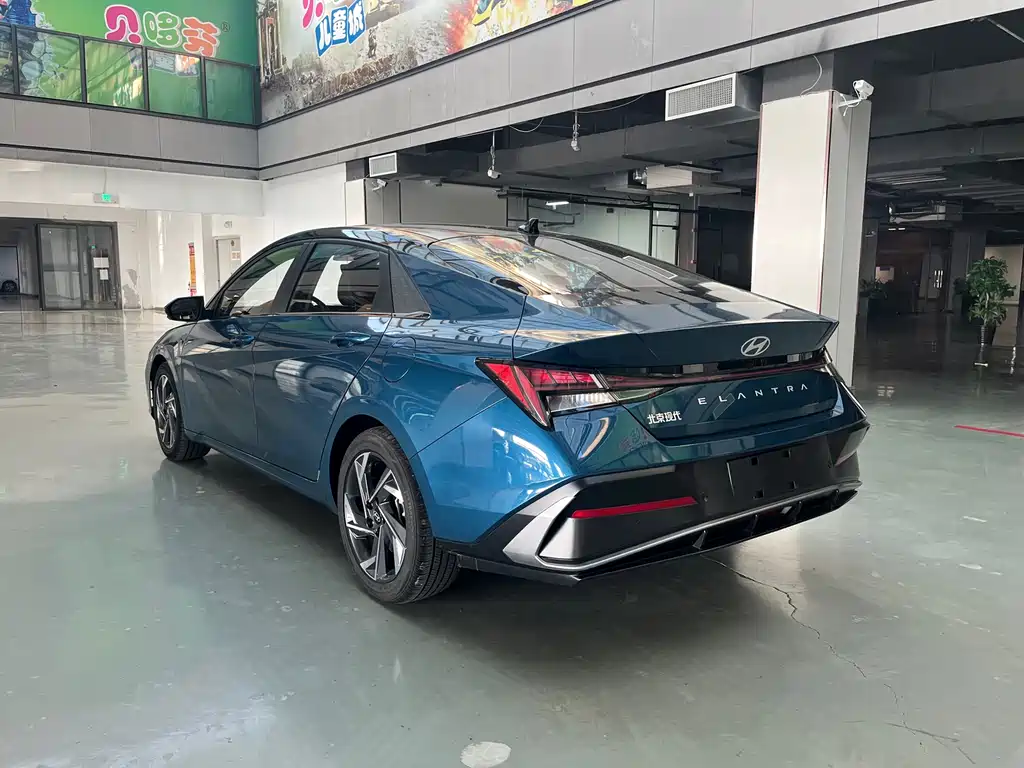 Hyundai Elantra 2023 — фото 11