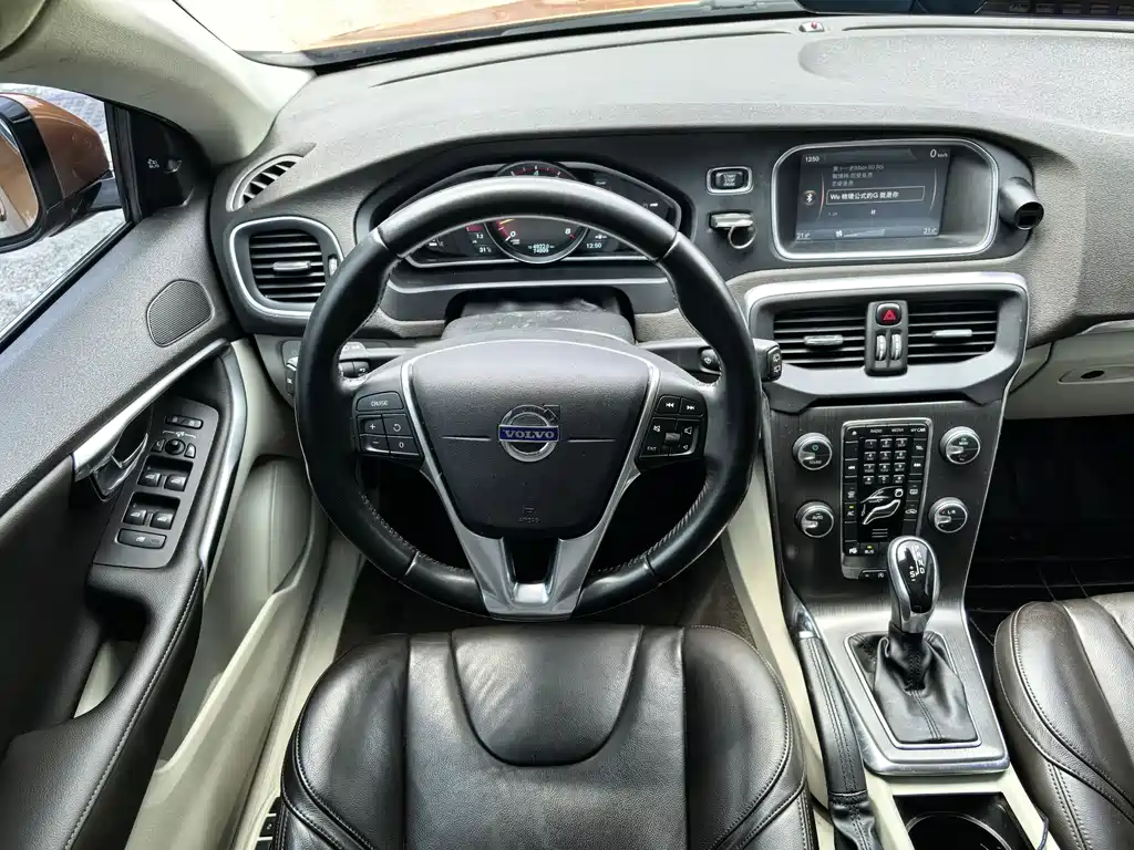Volvo V40 2014 — фото 18