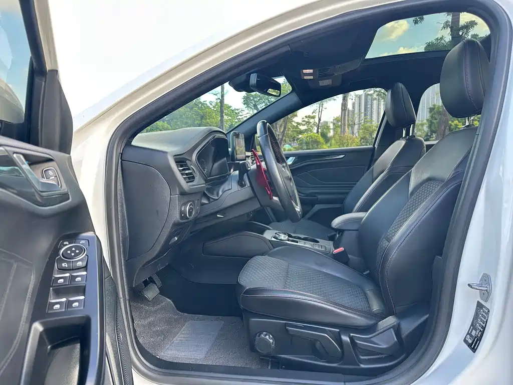 Ford Focus 2020 — фото 13