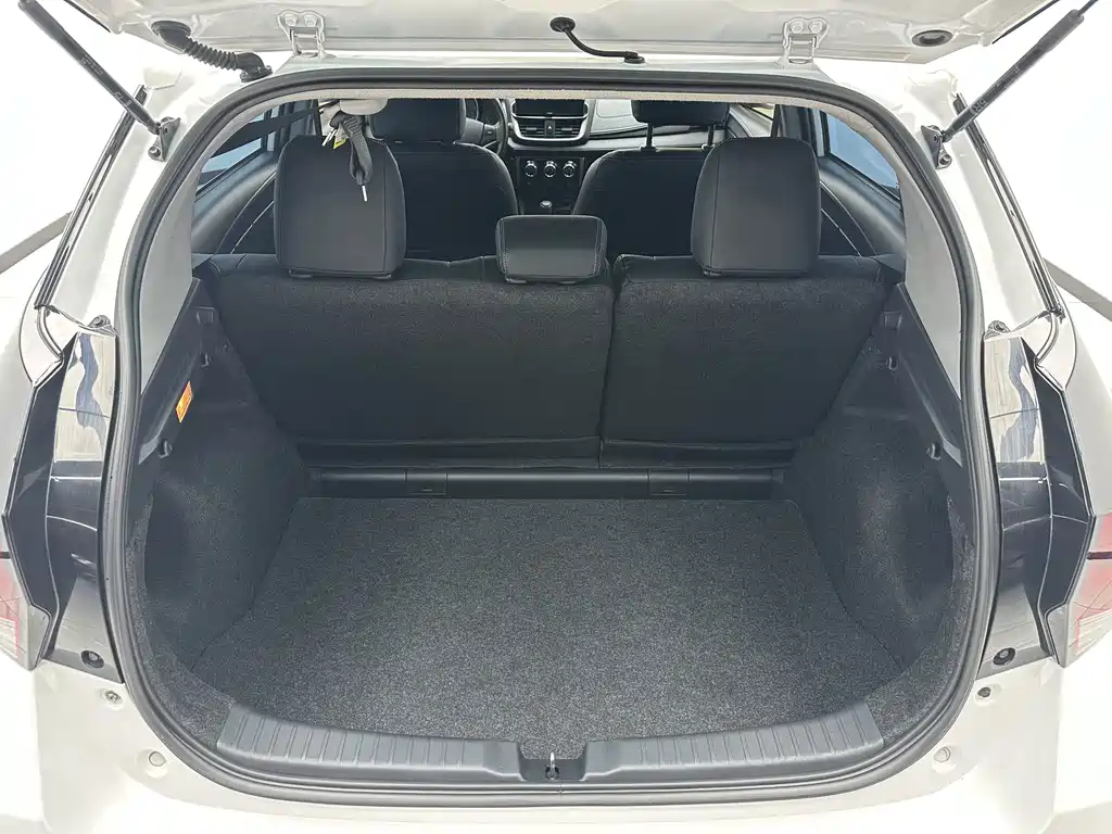 Toyota Yaris L 2023 — фото 17