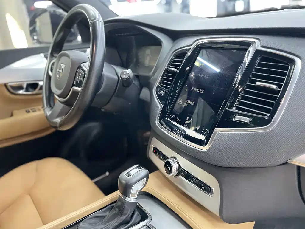Volvo XC90 2017 — фото 18
